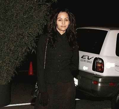 La mère de Mecca White, Persia White, pose pour une photo avec sa voiture