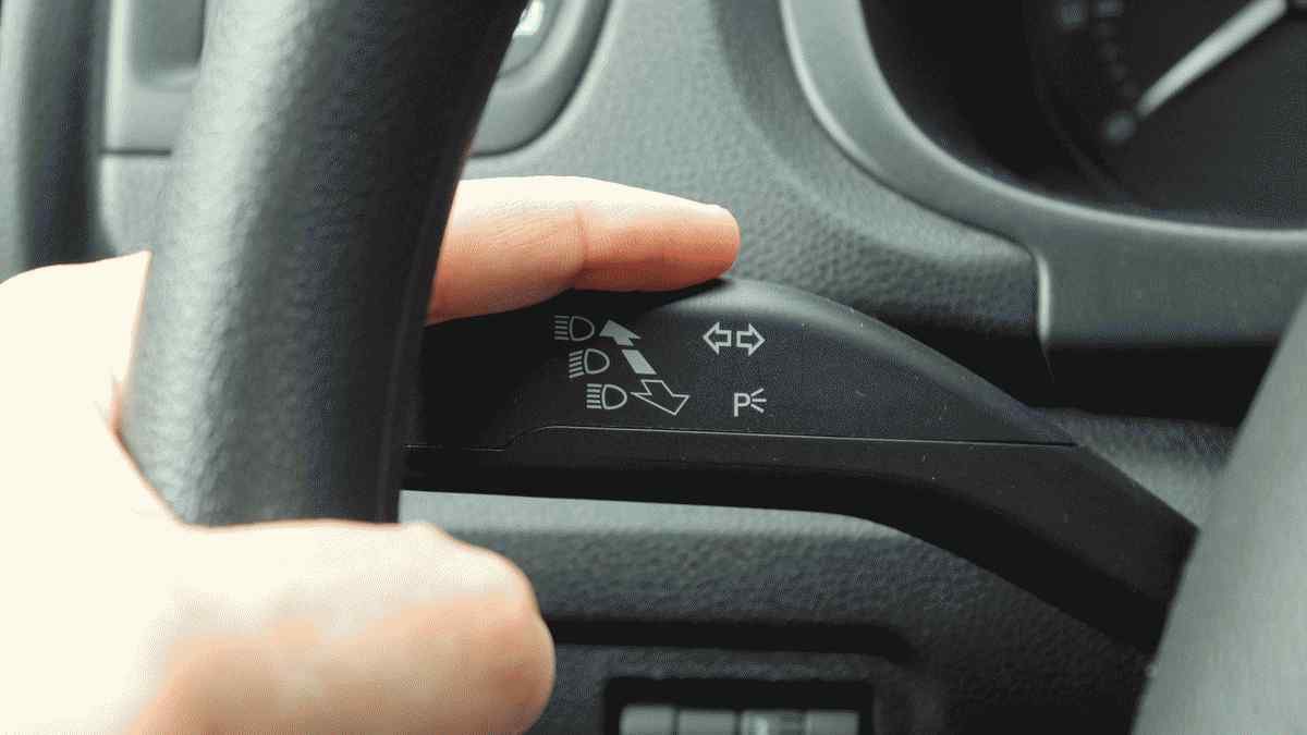 la raison pour laquelle le clignotant de votre voiture émet un clic