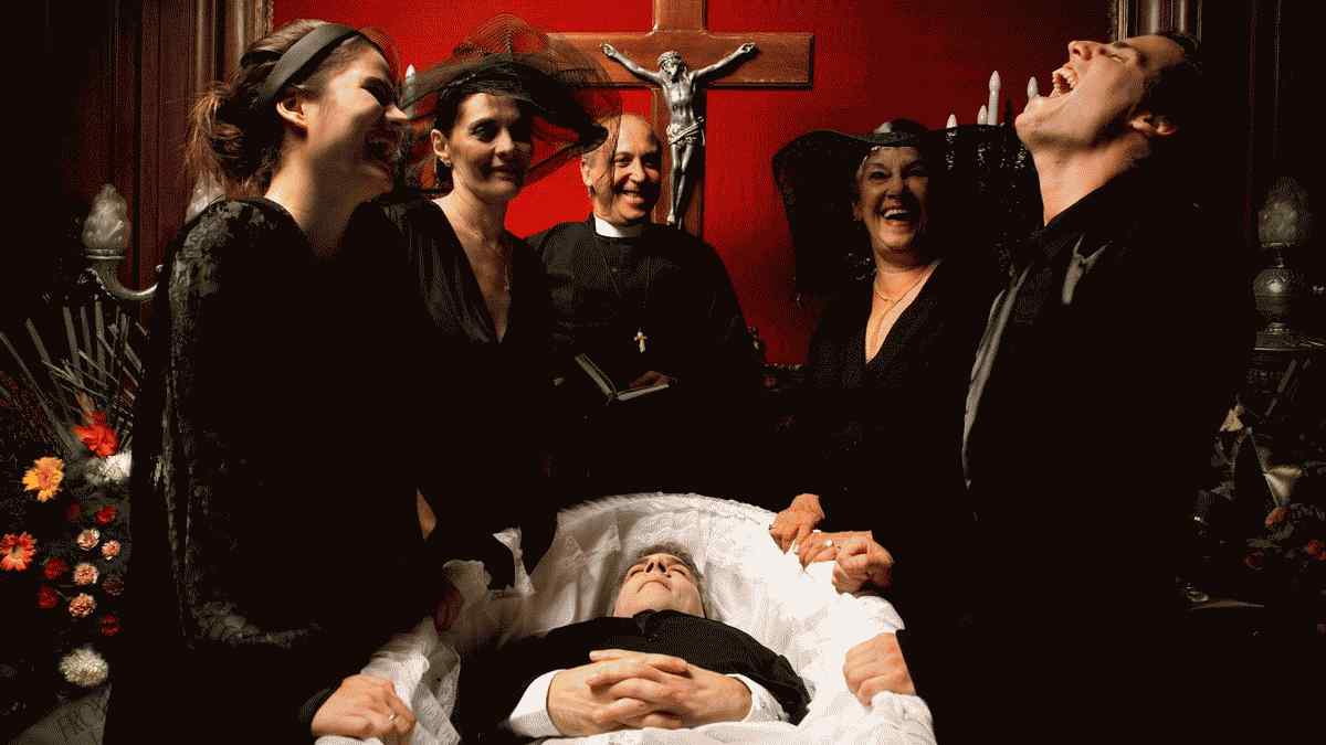 er is een psychologische reden waarom je op de slechtste momenten lacht