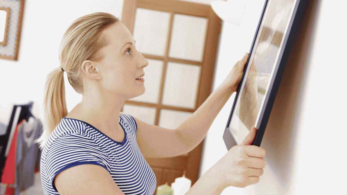 8 Experten-Tipps und Tricks, um ein Bild beim ersten Mal richtig aufzuhängen