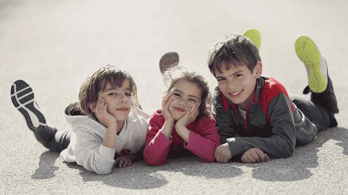 5 faszinierende Fakten über mittlere Kinder