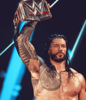 Roman Reigns vencendo a partida